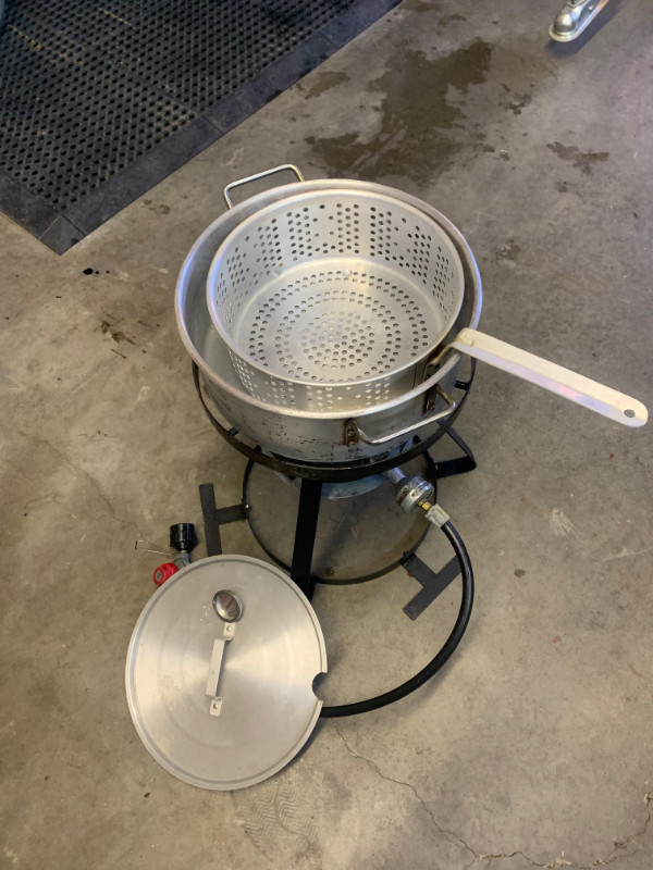 Propane deep fryer with strainer basket in BBQs & Outdoor Cooking in Calgary - Image 2