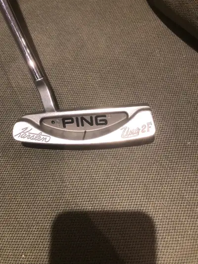 Very good condition. 33” Black dot. This putter is part of the Ping F series in putters. New Golf Pr...