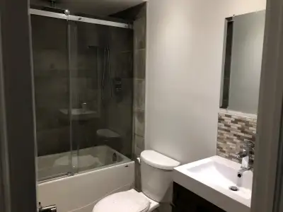 Grand appartement 51/2 rénové en entier - Demi sous-sol de une duplex - - Grande cours arrière avec...