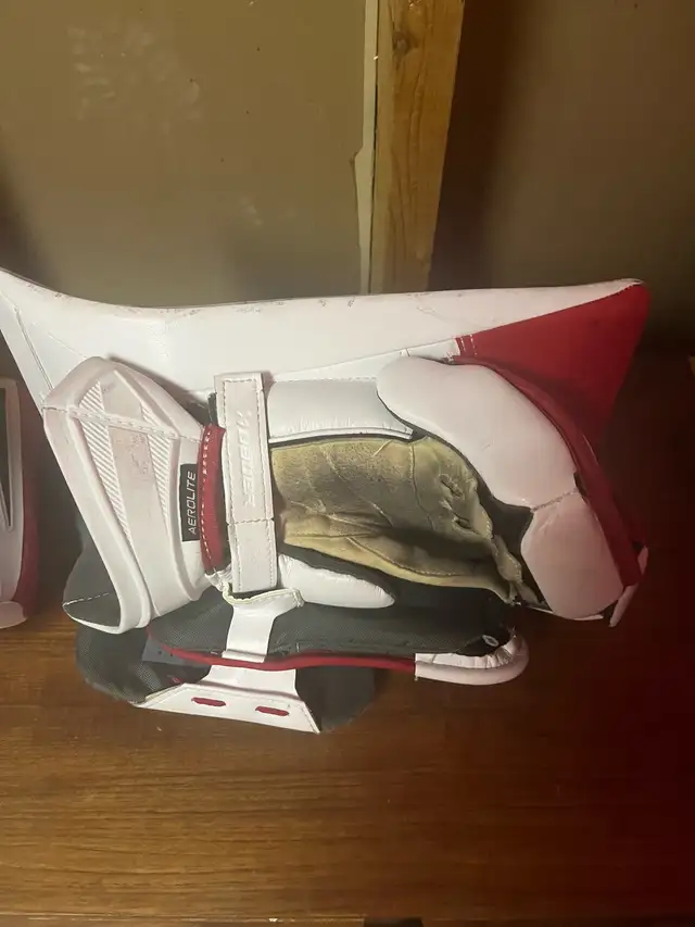 Bauer Mach Goalie Equipment in Hockey in Peterborough - Image 6