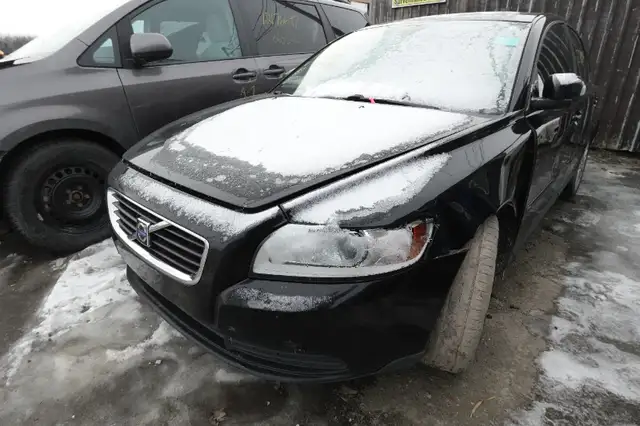 2009 2010 Volvo s40 Automatic for parts # pour piece # part out in Auto Body Parts in Laval / North Shore - Image 4