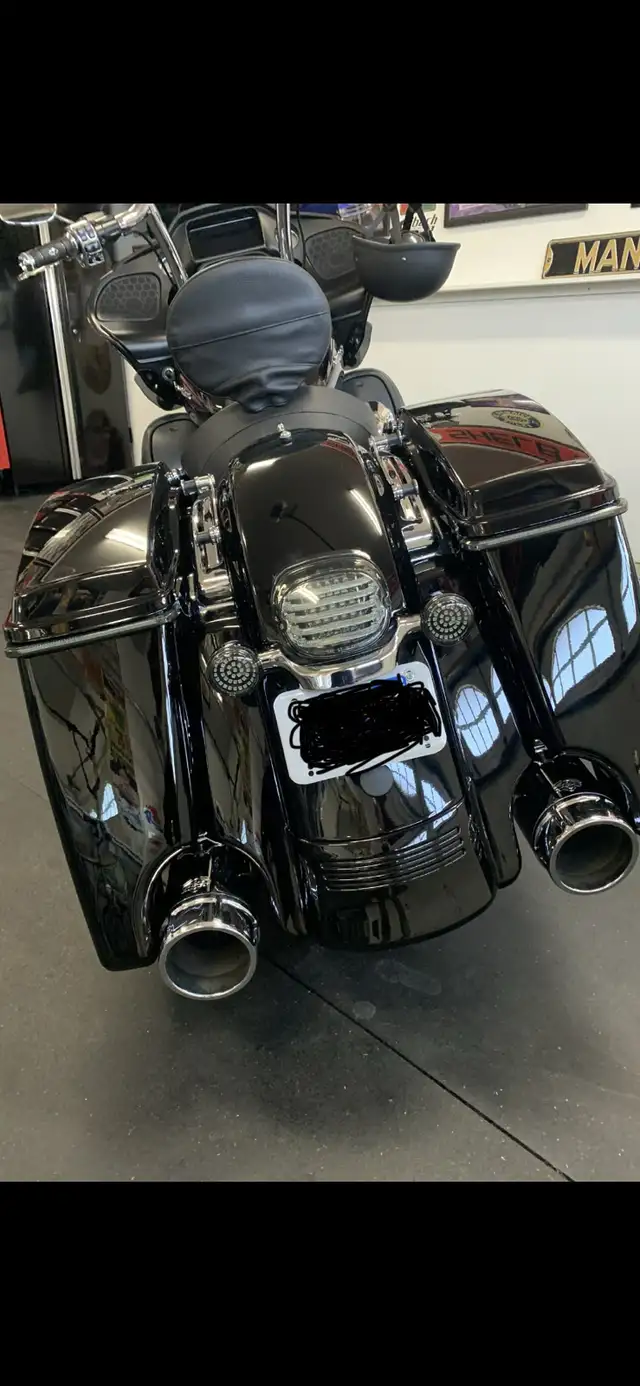 HD Road Glide - Like New! Cash or Trade in Touring in Sarnia - Image 6