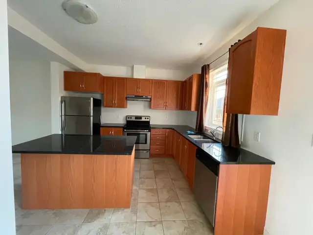 South-end 4-bedroom Townhouse with Bright Walk-Out Basement in Long Term Rentals in Guelph - Image 4