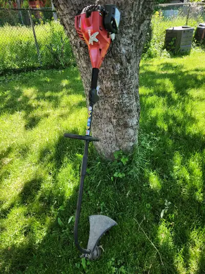 This pre-owned Homelite gas-powered string trimmer is a reliable tool for maintaining your lawn edge...