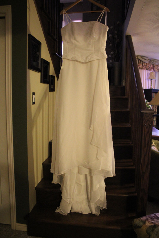 Beautiful Wedding Dress sz 14 and veil for sale in Wedding in Sudbury