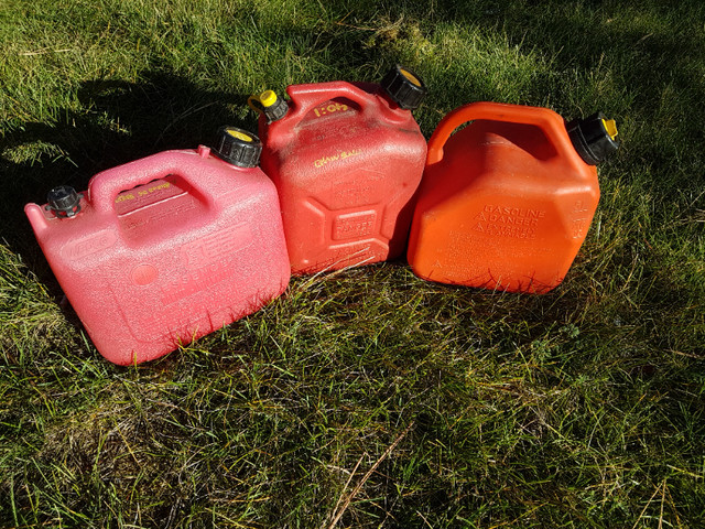 5 LITRE GAS CANS in Lawnmowers & Leaf Blowers in Cranbrook