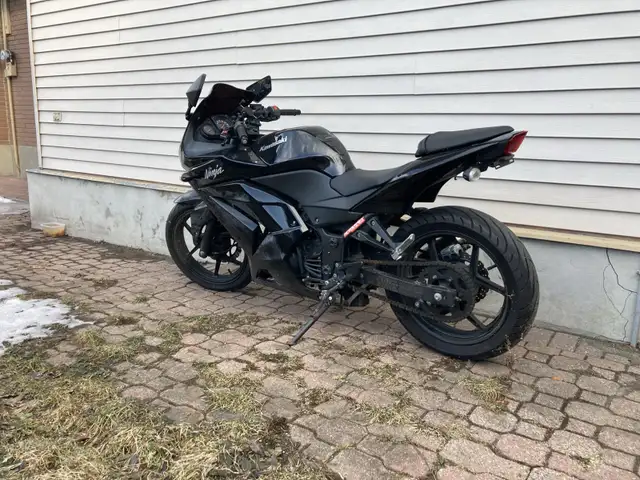 2009 kawaski ninja 250cc in Sport Bikes in Ottawa - Image 3