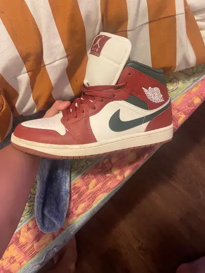 Jordan 1 Mid Redstone Size 9, View more