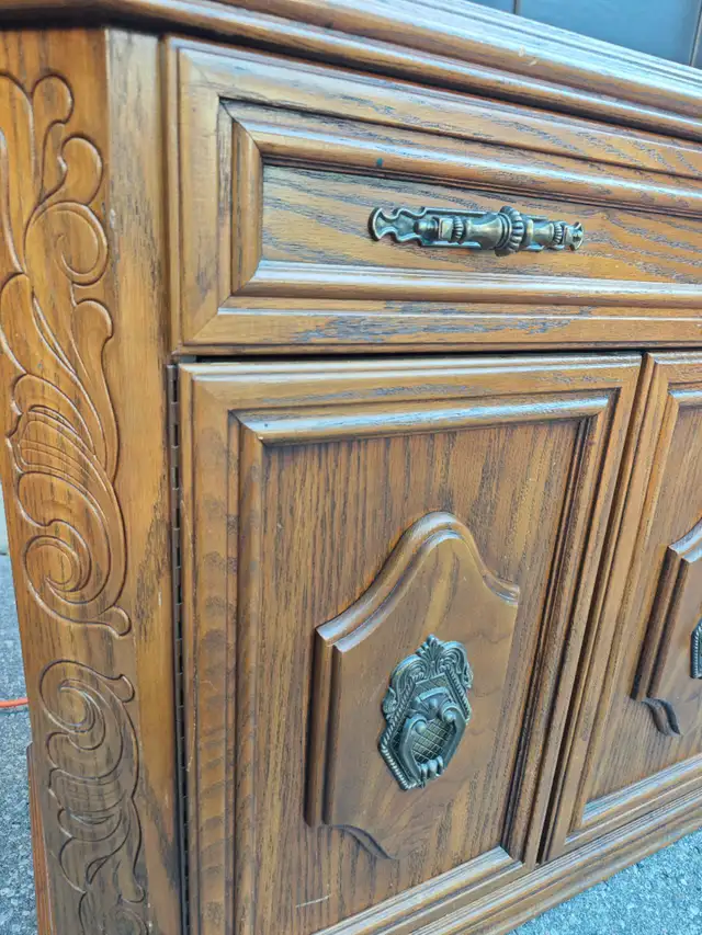Solid wood display cabinet with lights in Hutches & Display Cabinets in City of Toronto - Image 3