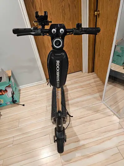 Niu KQi3 Pro 350W Electric scooter (50KM Range / Max. 34KM/H / App Connect) Black/Gold Paid $1,100 b...