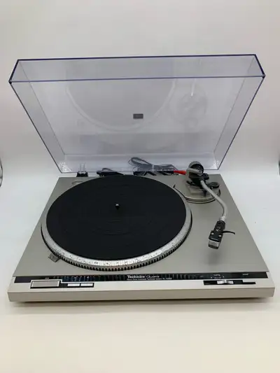 Technics SL-Q202 vintage quartz direct drive automatic turntable. Very nice classic Japanese-made tu...