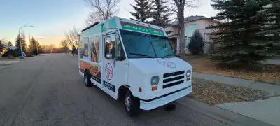 Selling food truck as-is 247,000 km Last register and operational in Edmonton 2017/2018 Engine runs,...