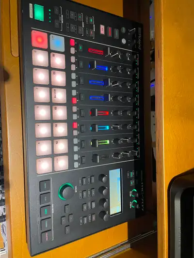 Roland MC-707 Mint, View more