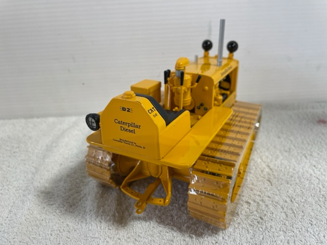 1/16 CATERPILLAR D2 Crawler Construction Toy in Toys & Games in Regina - Image 4
