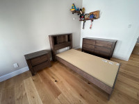 Ensemble de chambre en bois dur pour enfant / Bedroom set in har