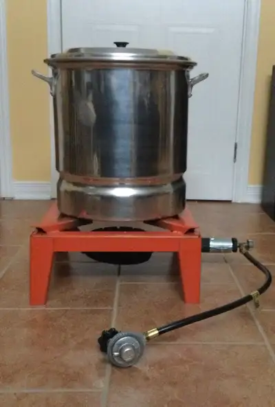Brûleur en fonte au propane fabriqué en Italie avec chaudron 36 litres. Le chaudron n’a jamais été u...