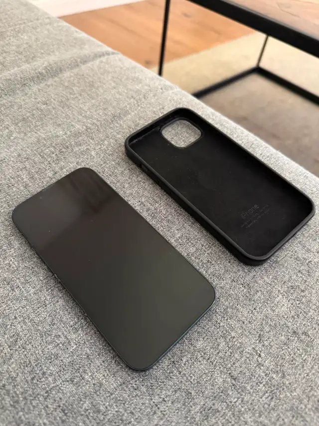 iPhone 13 256GB Midnight – Like New, Unlocked in Cell Phones in City of Toronto - Image 3