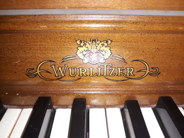 Piano WURLITZER in Pianos & Keyboards in Saint-Hyacinthe - Image 6