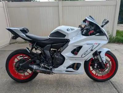 2023 R7 limited pearl white only 2415 kilometers!!! Come with 3 years extended warranty plan. Oil ch...