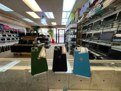 Apple iPhone 13 Unlocked Garantie Magasin / Acheter en toute sécurité Le Chargeur est Inclus Very Go...