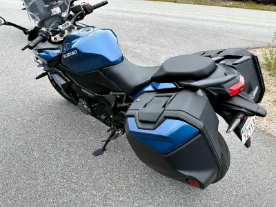 Full GT package with saddle bags, windscreen, cruise, quickshift, ABS and traction control. Awesome...