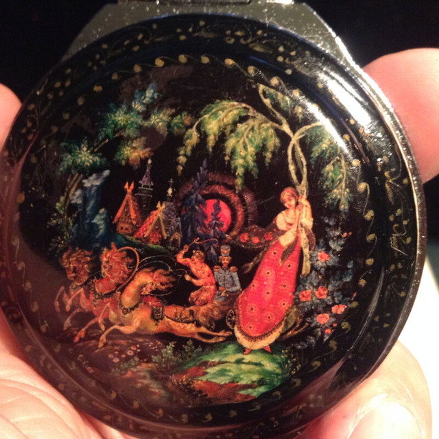 Russian Painted Compact Mirror in Arts & Collectibles in Vancouver - Image 3