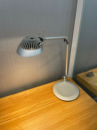 Humanscale ELEMENT VISION desk LED light with motion sensor