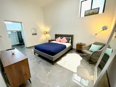 Enjoy the convenience of Midtown Toronto with the comfort of a modern, beautifully furnished 1-bedro...