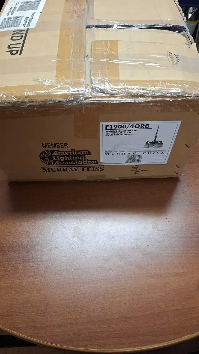 Murray Feiss chandelier 4 bulbs in Indoor Lighting & Fans in Mississauga / Peel Region - Image 2