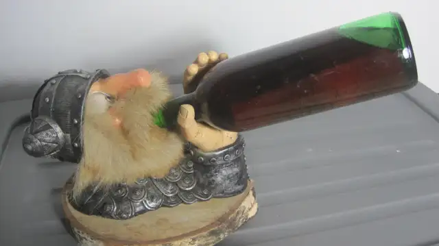 UNIQUE WINE BOTTLE HOLDER in Kitchen & Dining Wares in St. Catharines - Image 2