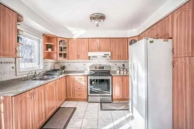 large bedroom in a beautiful house from 365/month in brampton in Room Rentals & Roommates in Mississauga / Peel Region - Image 4