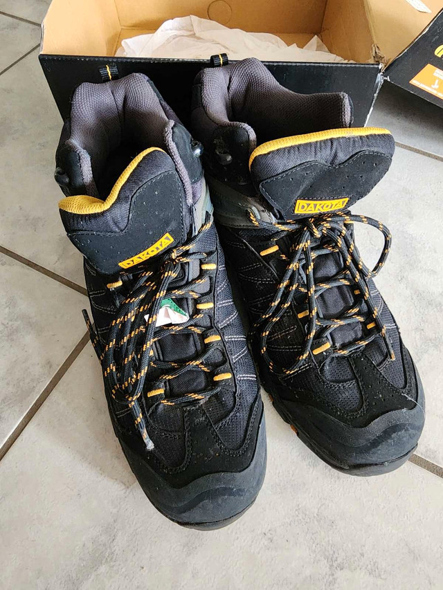 Safety boots / shoes barely used in Men's Shoes in Markham / York Region - Image 4