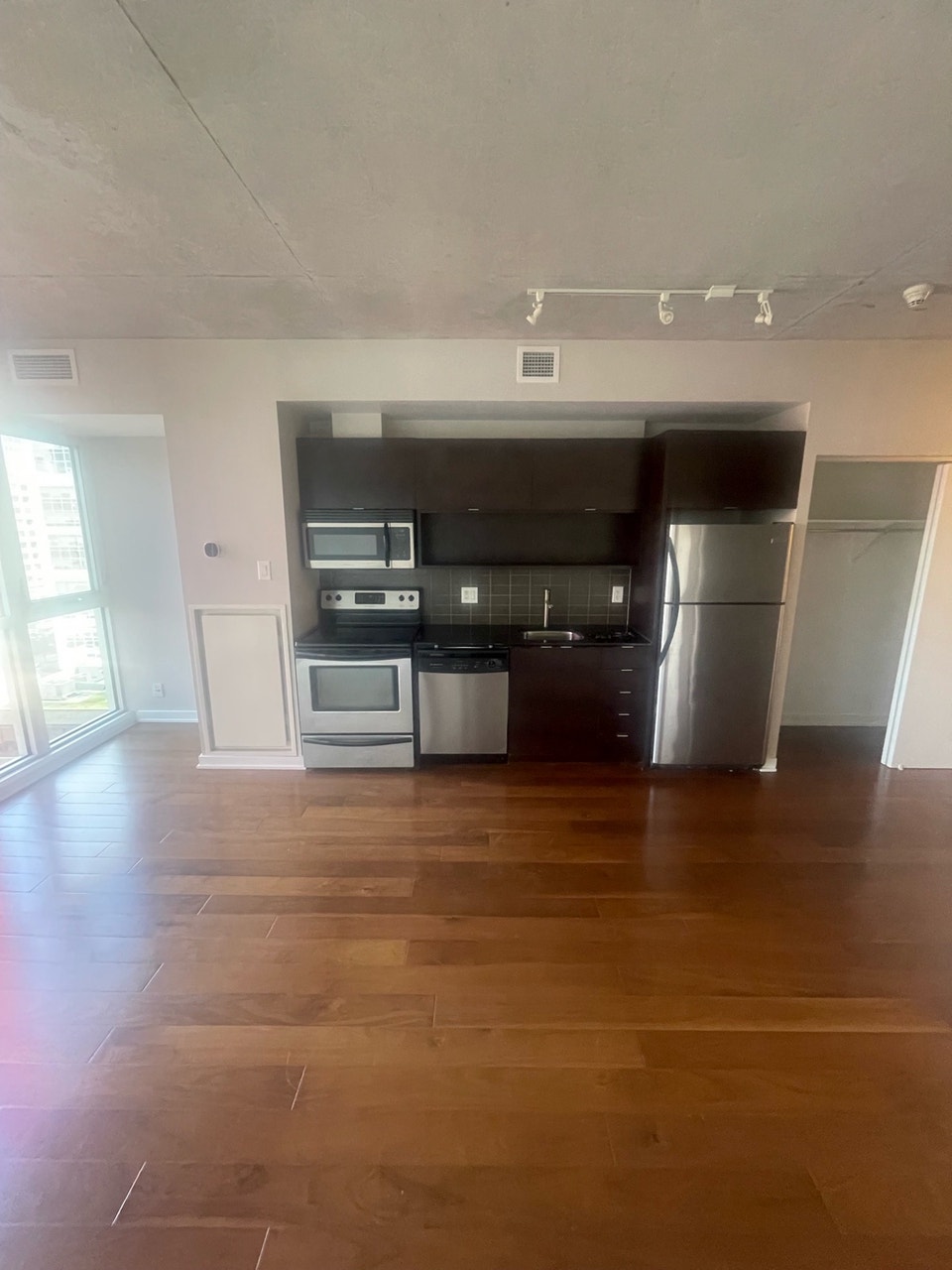 Dec 1 or sooner Bank/Laurier 1 Bed Downtown condo available now! 2