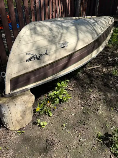 Starcraft 14 ft aluminum boat, great for traveling with or to leave at the cottage. Lightweight can...