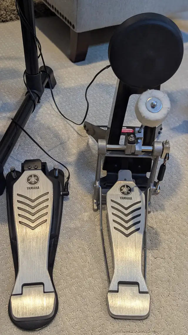 Yamaha Electronic Drumset c/w Roland amplifier in Drums & Percussion in Calgary - Image 6