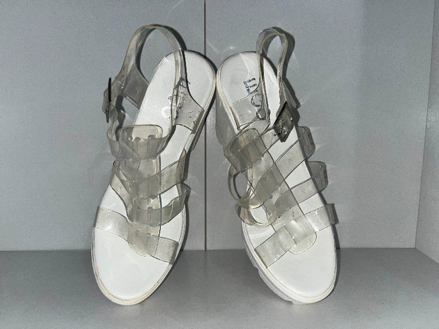 Sandales blanches à plateforme / White platform sandals dans Femmes - Chaussures  à Ville de Montréal - Image 4