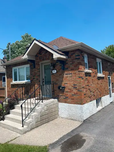 Queen's Student looking for roommate from September - May