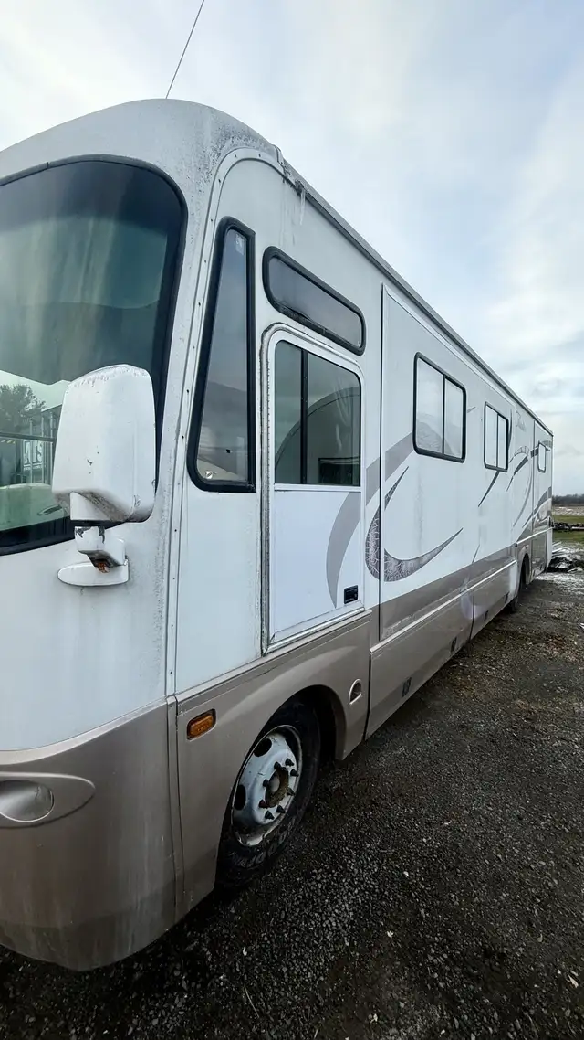 Class A Motorhome • Coachmen Aurora • Ford V10 • 2 Slides • RV / in RVs & Motorhomes in Laurentides - Image 3