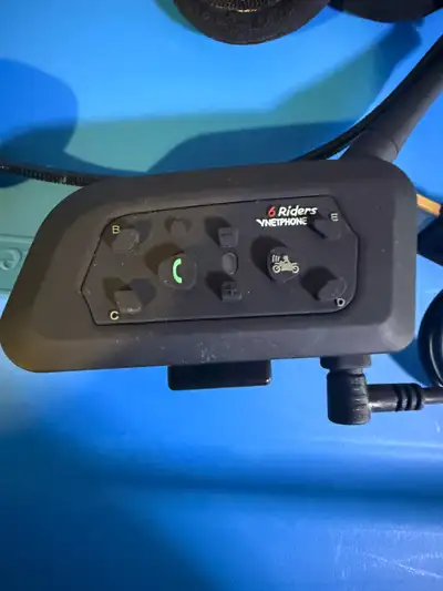 VNET Helmet Communication system complete for 2 helmets. Comes with extra speakers and mic plus all...