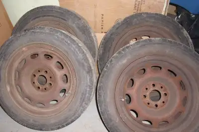 4 Pneus 175/65/R14 d'été, monté sur jantes (rims) de Toyota Echo PS: 2 Pneus encore BON a 6.5 ml, et...