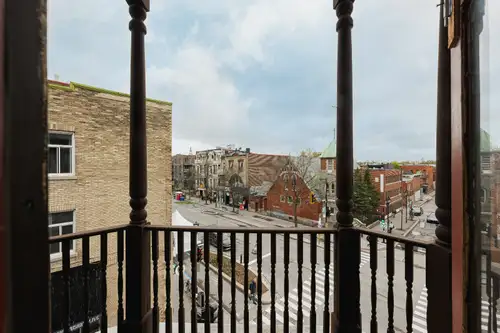FR: Un vrai balcon couvert d'époque, colonnes de bois d'origine, avec vue directe sur la rue Saint-D...