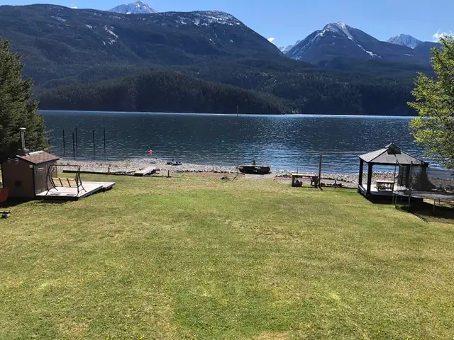 Lake front 2 bedroom cabin on Kootenay lake in British Columbia in Canada - Image 7