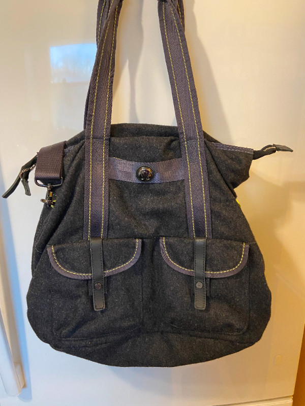Like New Lululemon Athletica Lucky Tote Gym Laptop Travel Bag in Women's - Bags & Wallets in Oshawa / Durham Region - Image 4