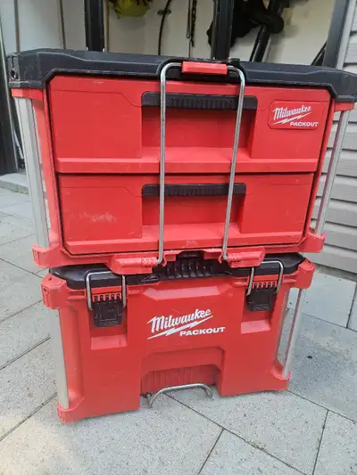 like new condition 2 drawers & Rolling tool box everything was well kept latches are perfect Thanks...