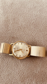 14k case gold vintage Timex 
