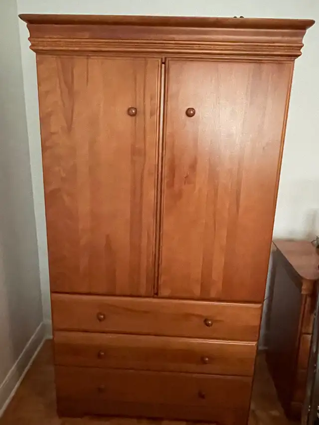 Set de chambre en bois massif - lit simple in Dressers & Wardrobes in City of Montréal - Image 2
