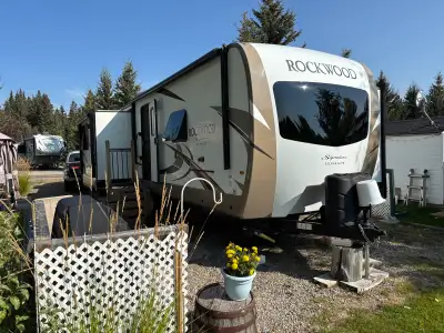 Looking for a high-end, well-maintained travel trailer? This 2019 Rockwood Signature Ultra- Lite 832...