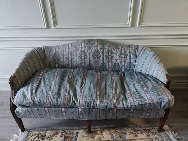 Vintage Settee Sofa in Couches & Futons in City of Toronto - Image 2