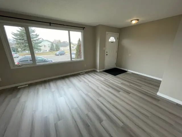 Beautiful Renovated 2-Bed Main Floor Suite in Belmont