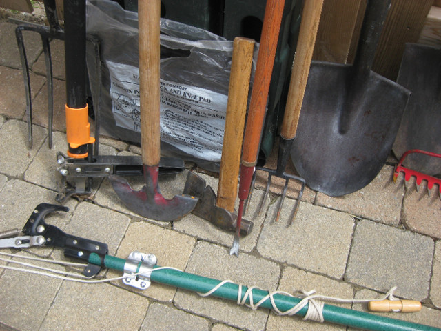 Garden tools and rack -tree pruner, rake, fork, shovels, hatchet in Outdoor Tools & Storage in Ottawa - Image 3